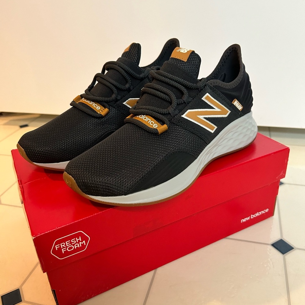NEW IN BOX Big Kid 7/Womens 8.5 New Balance Fresh Foam Roav Wide